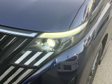 【LEDヘッドランプ】鮮やかな白色光で、クリアな視界を確保するLEDヘッドランプ装備