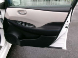運転席ドア内張。