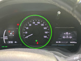 速度やシフト位置など、運転に必要な表示をひと目で確認しやすい配置です。左右の表示部も情報を把握しやすくまとめられ、運転中の確認をスムーズにサポートします。