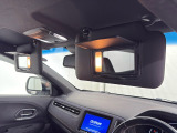 ★【あると便利な装備】運転席・助手席サンバイザー内側ライト付きミラー+マップランプが装備されています