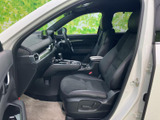 前席は身体を預けやすい形状で、運転席から前方や周囲を見渡しやすいレイアウトです。落ち着いた内装色とすっきりした足元で、毎日の移動を心地よく支えます。