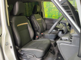 運転席まわりには十分なスペースがあり、大柄な方でもゆったり運転していただける環境です。