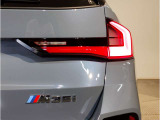 【コックピットシート】BMW車の主役席。車体中央にくる様に配置し車両重心とが一致する事でドライバーと車との一体感あるドライビングを実現。人間工学に基づき形成した形状が長時間のドライブ疲労も軽減します!