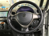 手になじみやすい形状で、運転席から自然に握れるステアリングです。手元のスイッチ類も視界に入りやすく、前方を見ながら必要な操作に移りやすい配置となっています。