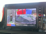 【アラウンドビューモニター】空から見下ろした映像がナビ画面にて確認可能です。駐車もラクラクですよ♪