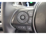 ステアリングには運転中でも簡単に操作できる各種スイッチついてます