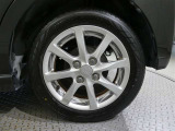 純正のアルミホイール装着車です 純正は車両デザインに合わせてデザインしてありますのでクルマとのデザインマッチングは秀逸です