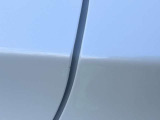 左リアドアエッジ部分に傷があります。