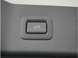 【パワーバックドア】スマートキーや運転席のボタンを押すだけでリアゲートが自動で開閉します。両手に荷物を持っている時や高い位置のバックドアを閉める際に便利な機能です。