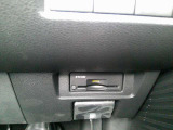 運転席から手の届く位置に ETC2.0付いております。高速道路の料金所もスムーズに通過できますよ♪