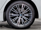 BMWの純正アロイホイールは軽量かつ強度にも優れているホイールで走行性能を引き上げる設計になっております。足元にもBMWは妥協がなくこだわっている個所になります。