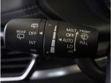 【オートワイパー機能】レバーをAUTOの位置にしているとき、レインセンサーが雨を感知すると、雨量に応じて、ワイパーが自動で作動します。