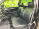 前席は左右に並んだシートとヘッドレストが備わり、落ち着いた色合いで車内がまとまっています。運転席からの視界も確保しやすく、乗り降りもスムーズです。