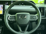 後方の様子を画面で確認でき、ガイド線も表示されるため、駐車時の位置合わせをサポートします。周囲を目視で確かめながら活用でき、車庫入れや狭い場所での後退時に役立つ装備です。