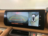 レクサスのお車はすべてバックモニターを標準装備。駐車時のご不安を解消する、パノラミックビューモニターも装備しています。