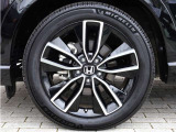 タイヤサイズは、225/50R18です。高品質でデザインにも優れている純正アルミホイールが装備され、スポーティーな雰囲気を演出しています。