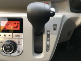 操作しやすいATシフトです。 シフトチェンジを気にしなくていいので運転だけに集中できますね。 自然と手に届くところにある、手になじむ形状のシフトノブがいいですね。