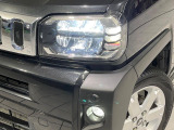 【LEDヘッドライト】悪天候や夜間走行時も良好な視界を確保し安心して運転できる高輝度LEDヘッドライトを装備!点灯速度が早く、消費電力も抑えられています。