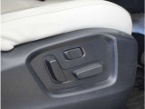 【パワーシート】電動で座面を前後上下に動かすことができます。簡単に運転しても疲れにくい姿勢に調整できます。