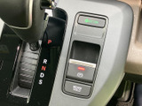 運転席まわりにはシフトポジションやパーキング関連の表示がまとまり、現在の選択状況を確認しやすい配置です。各ボタンの表記も見分けやすく、乗り始めに必要な操作を把握しやすい実用的な装備です。