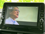 テレビ映像を画面で確認でき、停車中の待ち時間などに視聴を楽しめます。画面まわりのメニューや音量調整も手元で確認でき、必要な操作を選びやすい配置です。