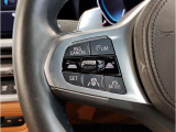 運転中にもオーディオの音量やFMの切り替えなどステアリングでの操作で切り替え可能なため、ステアリングから手を放す必要がない為、運転中でも操作が簡単でございます。