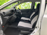 助手席から運転席まで見渡しやすく、前方の視界もすっきりと確保されています。白と黒を組み合わせた前席は落ち着いた印象で、足元にもゆとりがあり、乗り降りしやすい空間です。