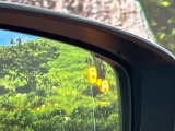 【ブラインドスポットモニタリング】走行中、ドアミラーの死角になりやすい箇所に後続車が接近するとサイドミラー付近に警告を表示、ドライバーに注意喚起をしてくれます。