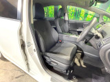 運転席まわりには十分なスペースがあり、大柄な方でもゆったり運転していただける環境です。
