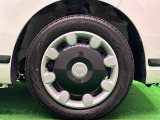 キュートな2トーンカラードフルホイールキャップ 安心のフロントベンチレーティドディスクブレーキ。
