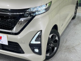 【LEDヘッドライト】悪天候や夜間走行時も良好な視界を確保し安心して運転できる高輝度LEDヘッドライトを装備!点灯速度が早く、消費電力も抑えられています。