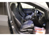 運転席/助手席です。安全装備をオプションで追加するのは日本的発想。フォルクスワーゲン車はサイドエアバッグを全車標準で装備しております。