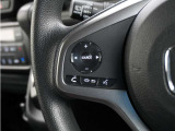 ハンドルにオーディオ操作用スイッチを備え、手を放さずに操作可能。安全性と利便性を両立しています。