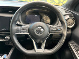 インテリアに合わせたデザインのステアリングは、運転される方のことも考え、運転しやすい形状、大きさです。是非一度、実際に触ってお確かめください。