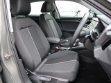 Audi車はどの車種も全てレザーハンドルです。そこにはAudiのこだわりがあり質感の高いレザーでしっかりと手に馴染み、高級感を演出します。