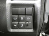 アイドリングストップ機能がついているので、停車時にエンジンを止めて燃料消費を抑えます。環境にもお財布に優しいですね♪