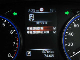 車線逸脱警報 意図せずに走行車線から逸脱しそうな場合、メーター内のディスプレイ表示とブザーで注意を喚起します。