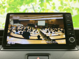 テレビ映像を楽しめる画面を装備しており、停車中の待ち時間にも映像をご覧いただけます。お出かけ先での休憩など、車内で過ごす時間に活用できる装備です。