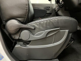 運転席シートリフターを装備しています★細かくドライビングポジションを設定できるので運転し易く、疲れにくいですね♪