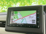 地図上に道路や周辺施設が表示され、現在地を把握しながら目的地までの道順を確認できます。画面上の表示が見やすく、初めて訪れる場所への移動にも活用しやすい装備です。
