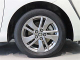 純正のアルミホイール装着車です。タイヤサイズは185/60R15です