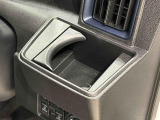 運転席側掘り込み式カップホルダー
