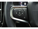 左側のステアリングスイッチは、ワンタッチで全車速ACCの設定が可能です。