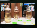 テレビ番組を画面で視聴でき、停車中の休憩時間などに活用できます。映像が大きく表示されるため内容を確認しやすく、同乗者と過ごす待ち時間にも楽しみを添えてくれる装備です。