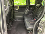 後席は窓が大きく、車内にいながら外の景色を楽しめる開放的な空間です。座席まわりや足元にも余裕があり、ご家族やご友人との移動にもゆったりお使いいただけます。