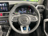 インテリアに合わせたデザインのステアリングは、運転される方のことも考え、運転しやすい形状、大きさです。是非一度、実際に触ってお確かめください。