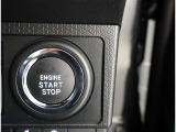 スマートキーを携帯していればキーを取り出さずにドアを施錠&解錠。クルマの始動も可能です。