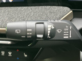 レバー上の表示が見やすく、天候に応じた機能を確認しやすい仕様です。運転席から手元で操作できるため、雨の日の移動でも視線を前方に保ちやすく、日常のドライブを支えます。