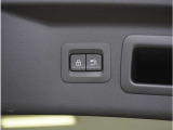 【パワーリアゲート】スイッチを操作することにより、リアゲートが自動で開閉します。自動開閉中のリアゲートを、半開以上の位置で止めることができます。