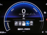 【TOYOTA SAFETY SENSE】走行中に前方の車両等を認識し、衝突の可能性がある時は警報音とブレーキで衝突回避と被害軽減をアシストしてくれます。